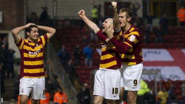 Bradford City's Garry Thompson (front) celebrates with his team-mate James Meredith