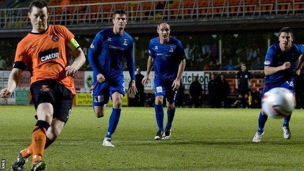 Jon Daly netted a stoppage-time penalty to save a point for Dundee United