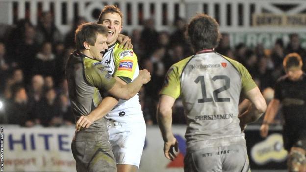 Ashley Beck (right) celebrates his winning try