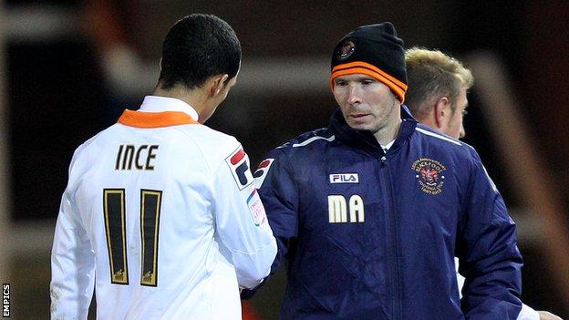Blackpool manager Michael Appleton (right) shakes hands with winger Thomas Ince