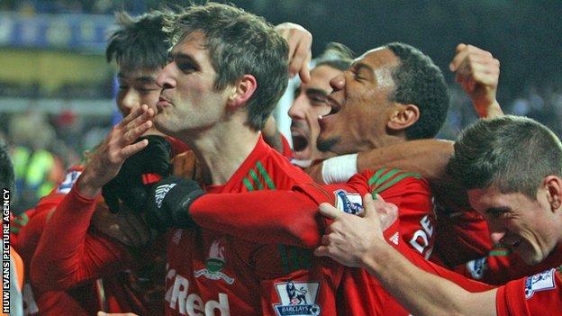Swansea celebrate at Chelsea