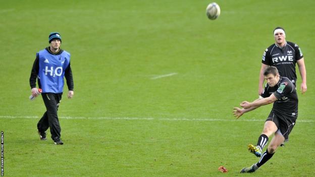 Ospreys fly-half Dan Biggar missed five kicks at goal, including a late conversion that would have put his side two points ahead in their Heineken Cup tie with Leicester