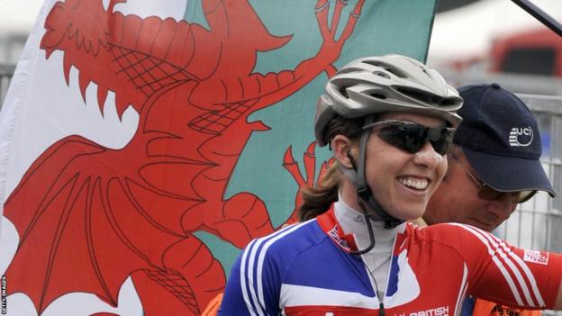 Nicole Cooke flies the Welsh flag after winning the 2008 women's world road racing title in Varese, Italy