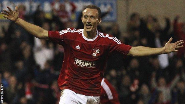 Paul Benson: Swindon striker makes Cheltenham switch - BBC Sport