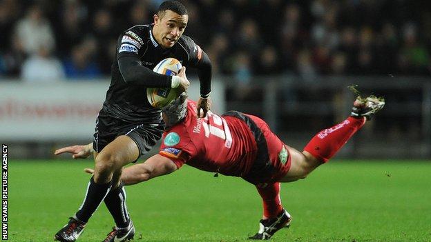 Ospreys wing Eli Walker