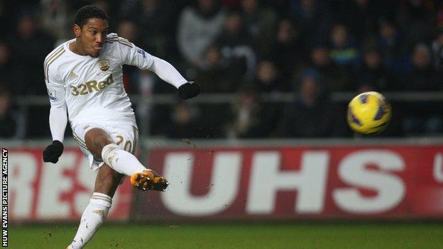 Jonathan de Guzman scores Swansea's second goal