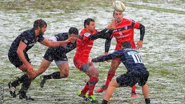 The Leicester defence surrounds Toulouse winger Vincent Clerc at a snowy Welford Road