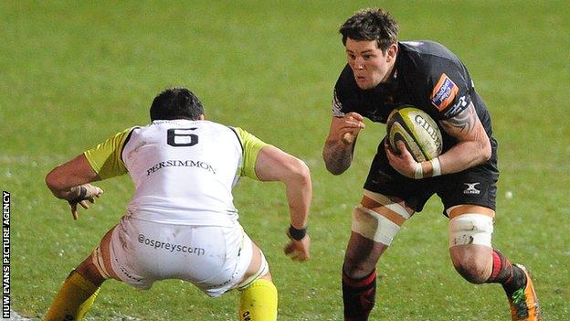 Dragons’ Ieuan Jones takes on Jonathan Thomas