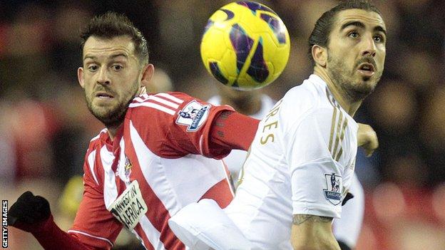 Steven Fletcher and Chico Flores battle for the ball
