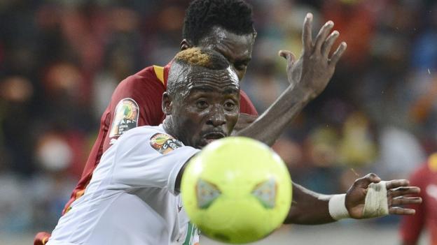Niger defender Koffi Dan Kowa (L) and Ghana defender John Boye