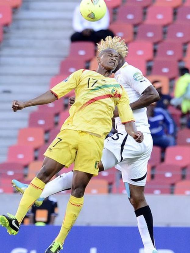 Mali midfielder Mahamane Traore (L) and Ghana defender Isaac Vorsah