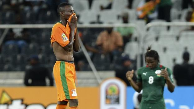 Zambia's Emmanuel Mayuka (L) reacts after Zambia's elimination