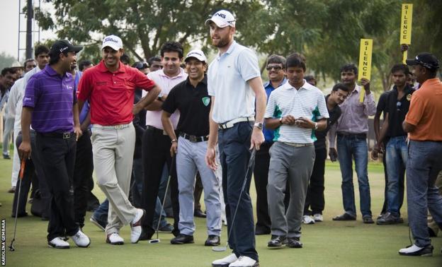 Rhys Davies is pictured with Indian cricket legend Sachin Tendulkar during a putting challenge at the Challenge Tour’s Gujarat Kensville Challenge.