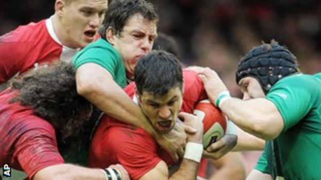 Ireland get hold of Wales scrum-half Mike Phillips