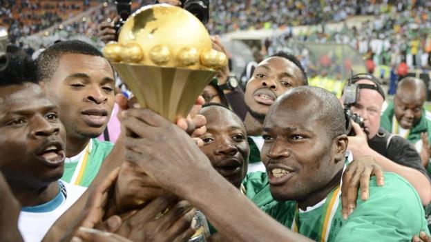 Nigeria's players hold the Africa Cup of Nations trophy aloft after their 1-0 victory over Burkina Faso in Johannesburg on Sunday