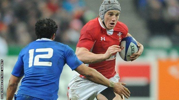 Jonathan Davies in action for Wales against France