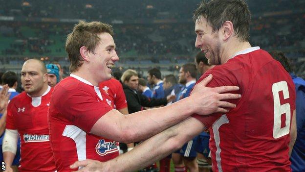 Jonathan Davies and Ryan Jones celebrate victory against France