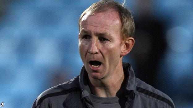 Torquay United: Alan Knill unconcerned by his own future - BBC Sport