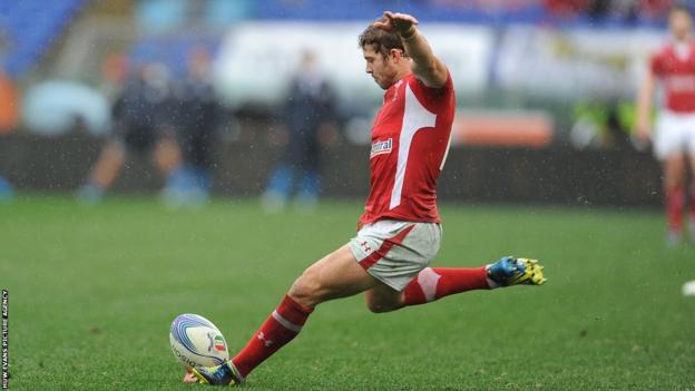 Full-back Leigh Halfpenny kicks three first-half penalties as Wales lead Italy 9-6 at the break