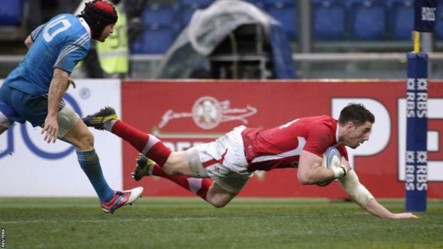 Alex Cuthbert goes over as Wales win 26-9 against Italy
