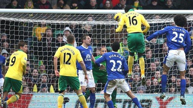 Kei Kamara heads Norwich's equaliser against Everton