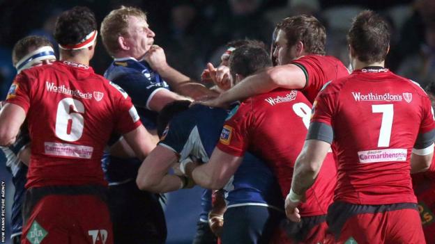 Scarlets forwards come to blows with their Leinster counterparts in the Pro12