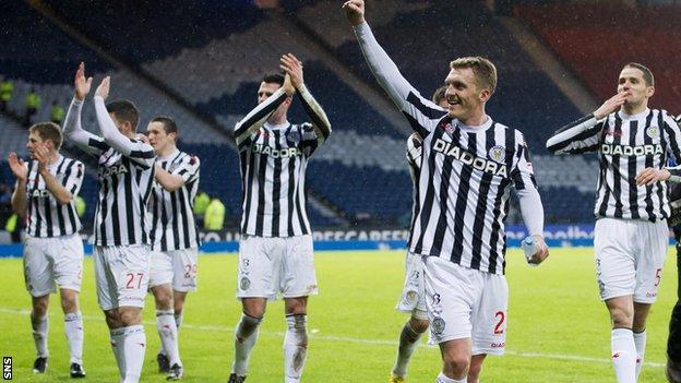 St Mirren players celebrate their Scottish League Cup victory over Celtic