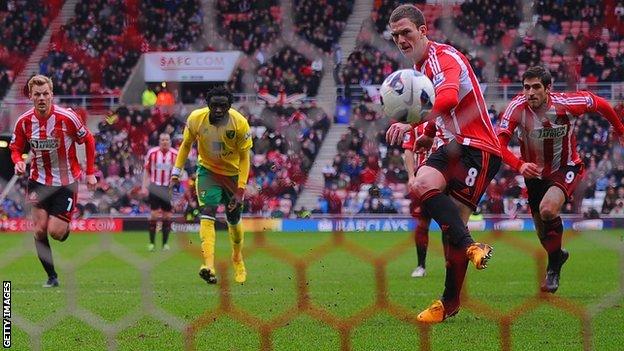 Craig Gardner scores Sunderland's first-half equaliser from the penalty spot