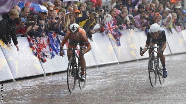 Marianne Vos (left) of the Netherlands beats Britain's Lizzie Armitstead to the London 2012 road race title