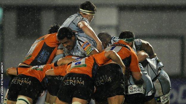 Treviso and Blues' forwards in action
