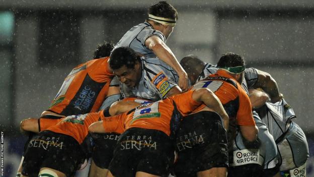 Cardiff Blues and Treviso's forwards clash in the Pro12