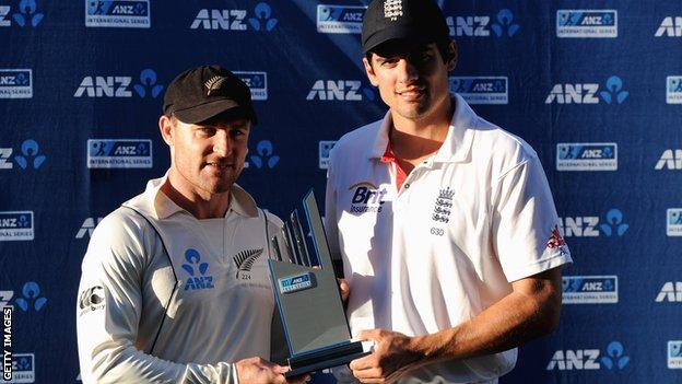 Captains Brendon McCullum and Alastair Cook with the Test seriers trophy