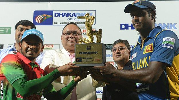 Bangladesh captain Muushfiqur Rahim and Sri Lanka skipper Angelo Mathews with the one-day series trophy