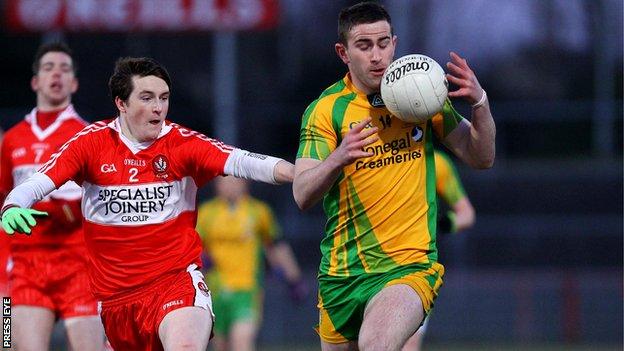 Derry's Gareth McKinless challenges Patrick McBrearty of Donegal