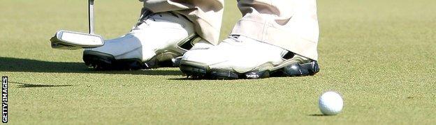 Holing a putt