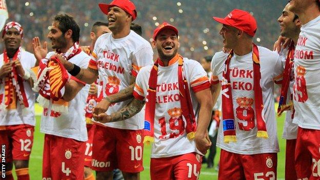 Galatasaray players celebrate title