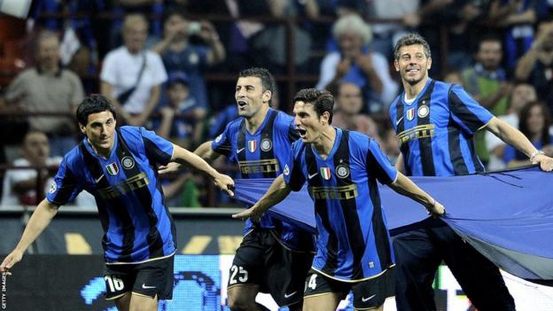Inter players celebrate winning the league title in 2009