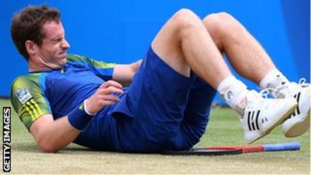 Andy Murray falls over