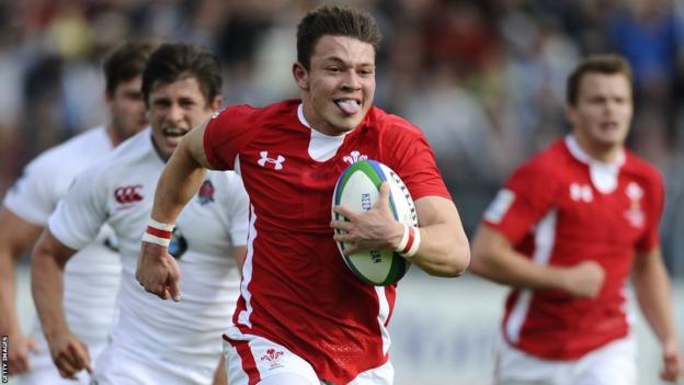 Ashley Evans breaks away to score for Wales Under-20 as they go into a 15-3 lead over England U20 in the International Rugby Board Junior World Championship final in France