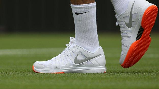 Aftrekken Rationeel dutje Roger Federer footwear banned for breaking Wimbledon rules - BBC Sport