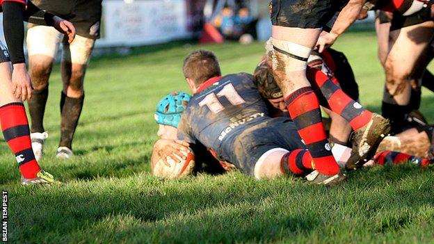 Darren Barry scores for the Cornish Pirates