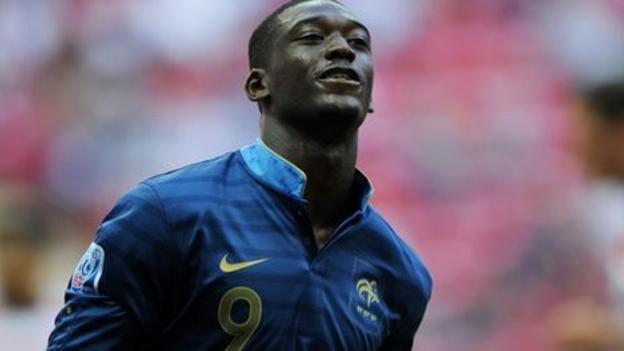 Yaya Sanogo: Arsenal sign French Under-20 striker from Auxerre - BBC Sport