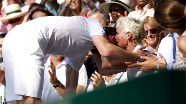Andy Murray embraces mother Judy