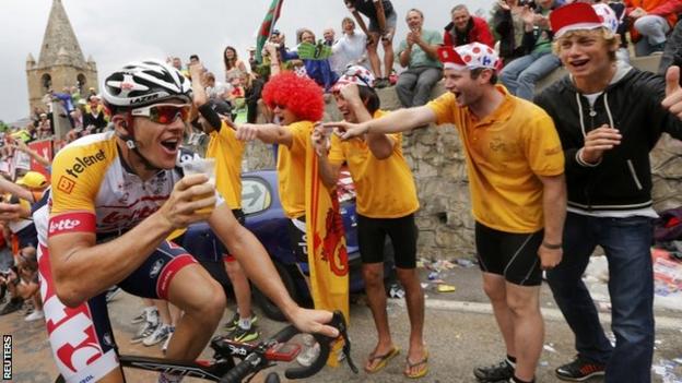 Australia's Adam Hansen climbs Alpe d'Huez