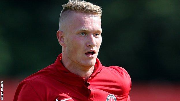 Michael Smith: AFC Wimbledon sign Charlton striker on loan - BBC Sport