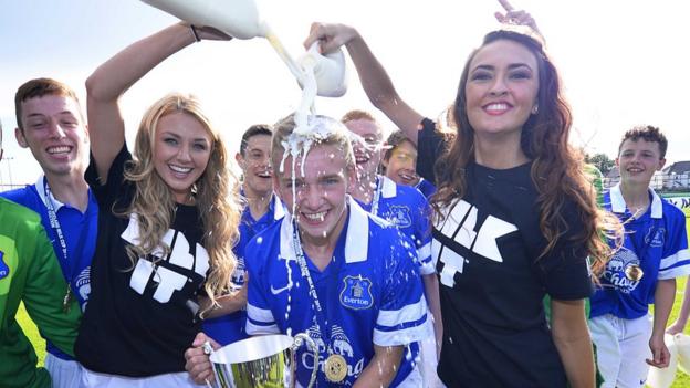Winning Everton captain Thomas Davies with Miss Northern Ireland Megan Green and Ciara McStravick