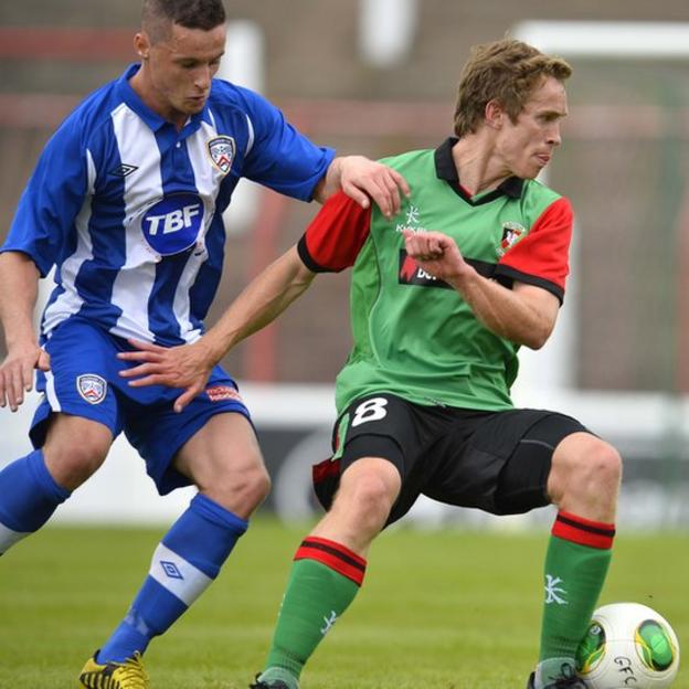 Coleraine's Ruairi Harkin challenges Glentoran opponent David Howland during the 1-1 draw at the Oval