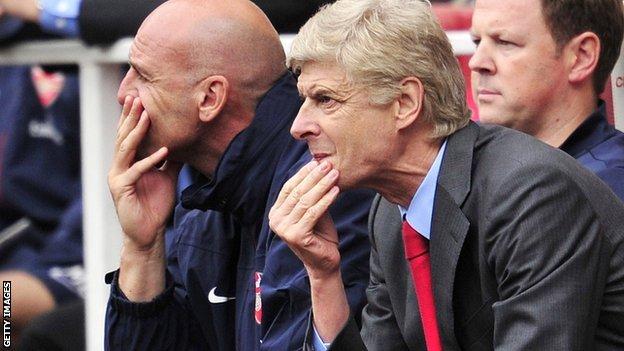 Arsenal manager Arsene Wenger (centre)