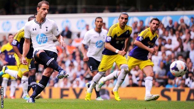 Tottenham striker Roberto Soldado scores a penalty against Swansea