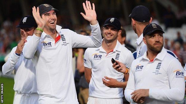 Kevin Pietersen & England celebrate